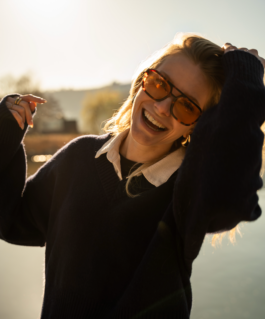 SESTO. Moment — Frau lacht im Abendlicht