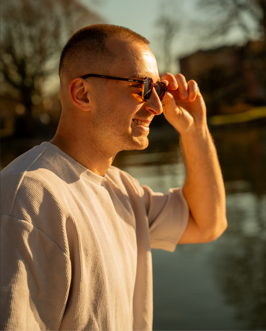 SESTO. Moment — Mann setzt seine Sonnenbrille auf