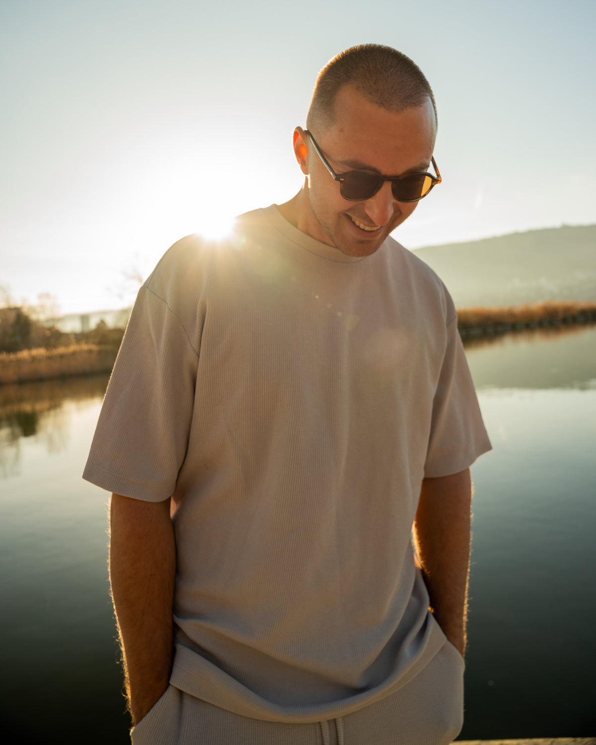 Mann mit SESTO. Sonnenbrille am Zugersee im Abendlicht