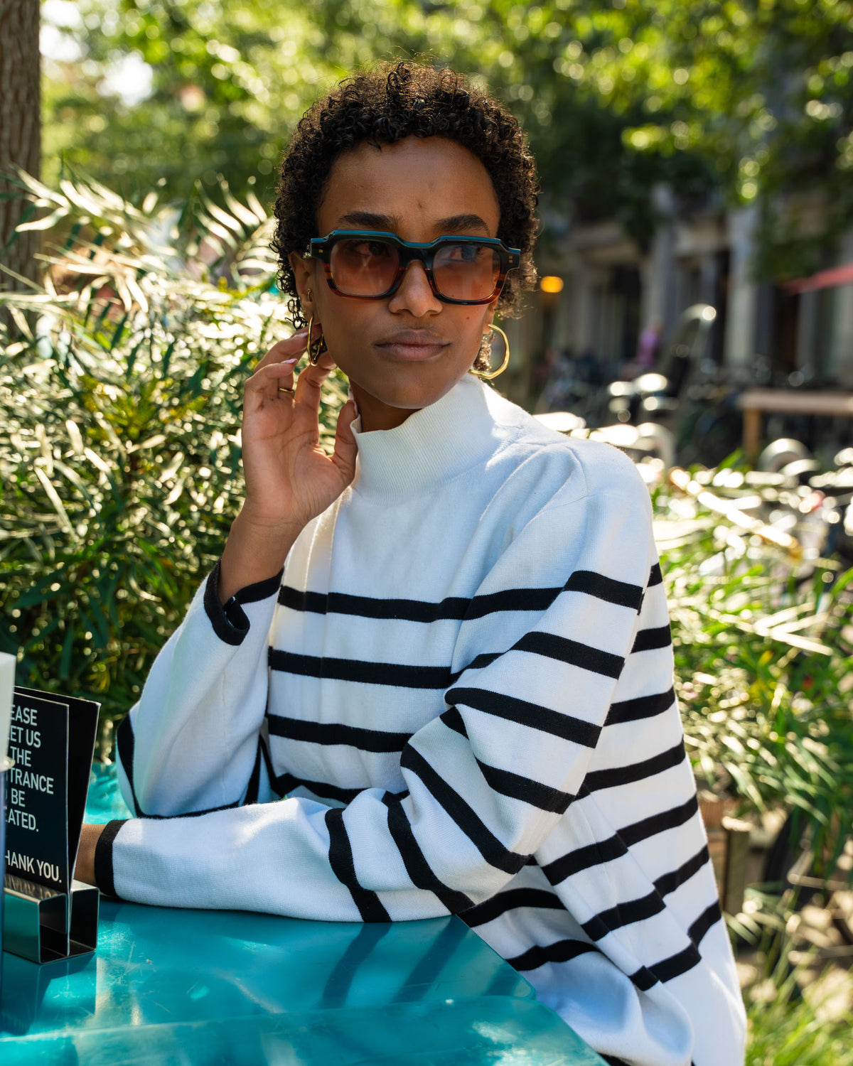 Frau in gestreiftem Pullover mit SESTO. Sonnenbrille auf einer Strasse in Zürich