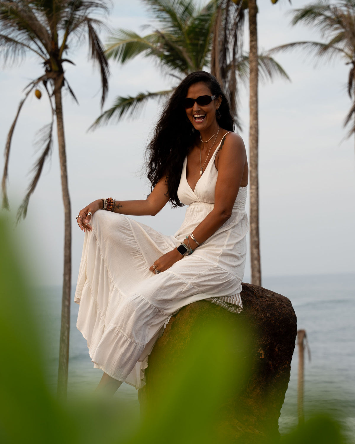 Frau im weissen Kleid mit SESTO. Sonnenbrille am Meer